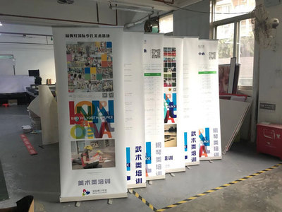 易拉寶鋁合金與塑鋼材質(zhì)對(duì)比 26年廣告制作公司老板揭秘真相